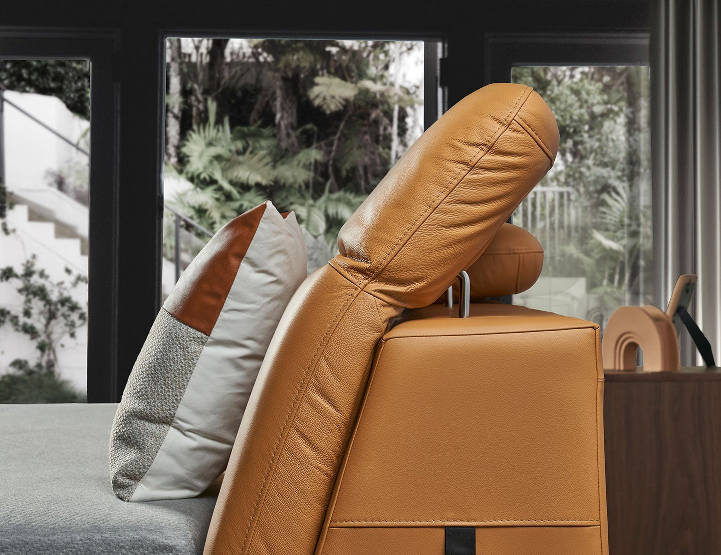 Cadre de lit FLIQ en cuir avec tête de lit réglable