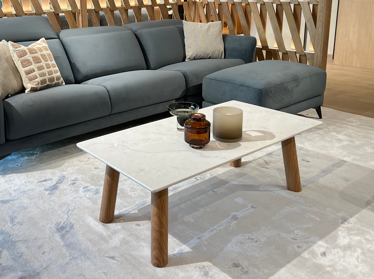 Table basse BELA avec plateau en quartz et accents en marbre