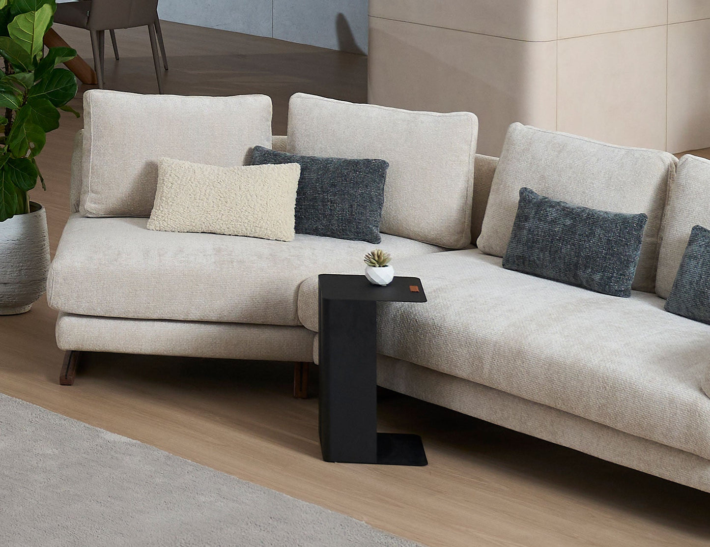 Table d'appoint basse STEM en acier noir avec rangement