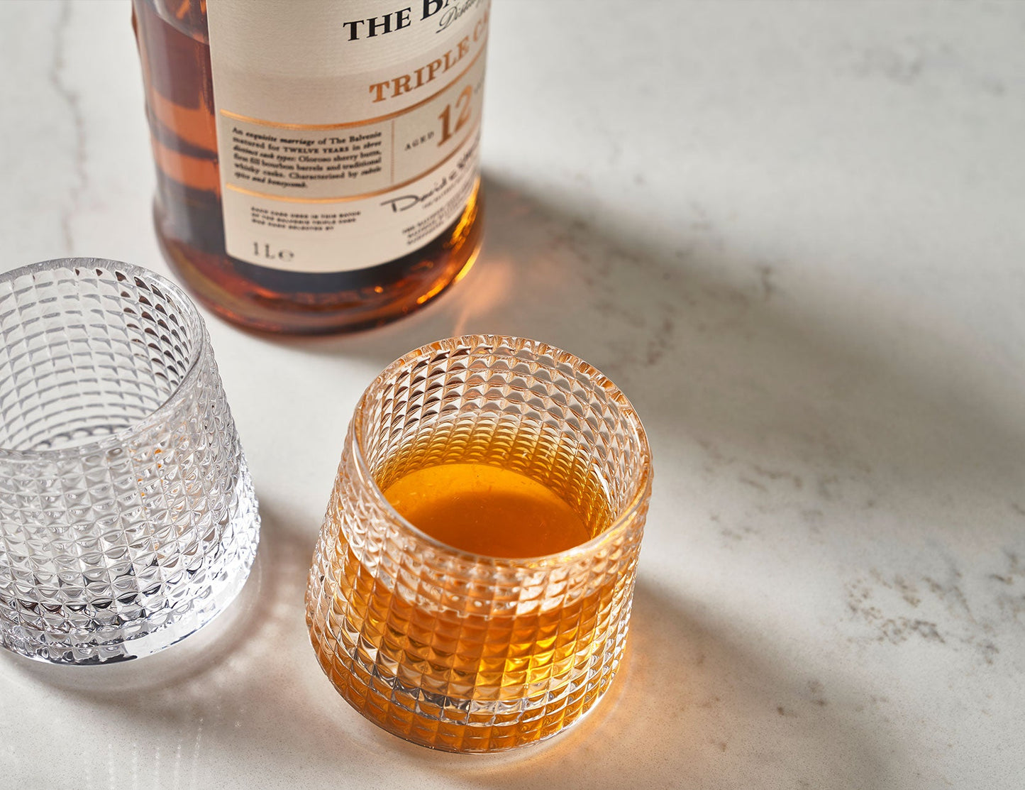 Table à manger KAY en quartz avec accents de marbre