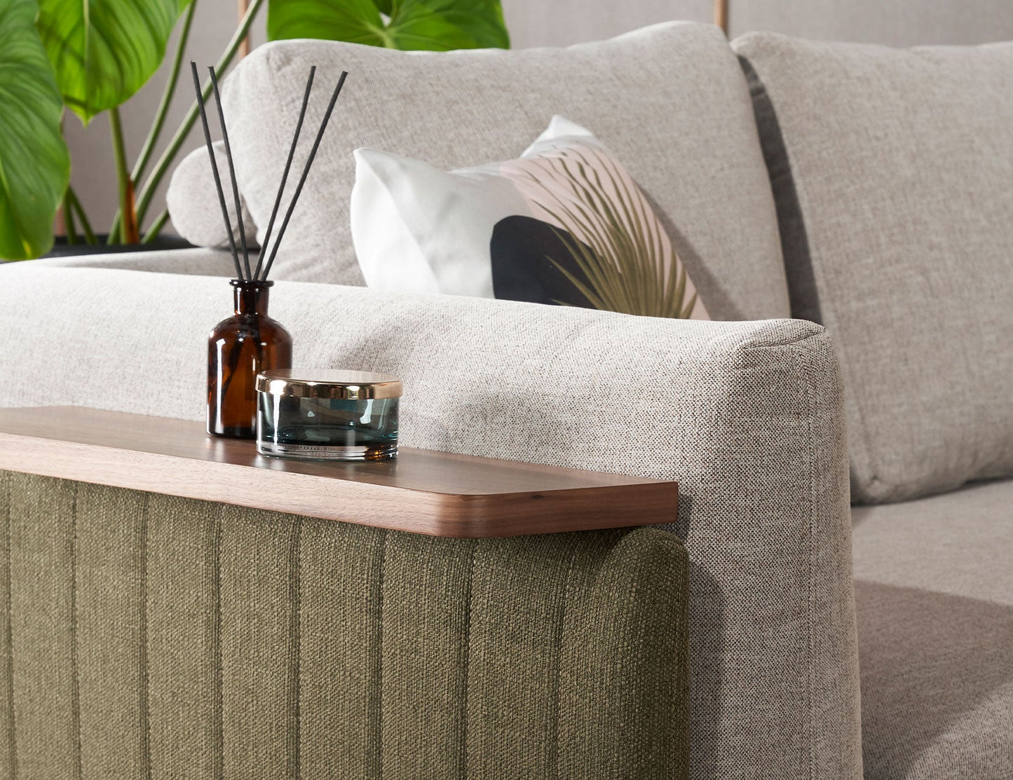 Canapé modulaire en tissu céladon avec table d'appoint mobile