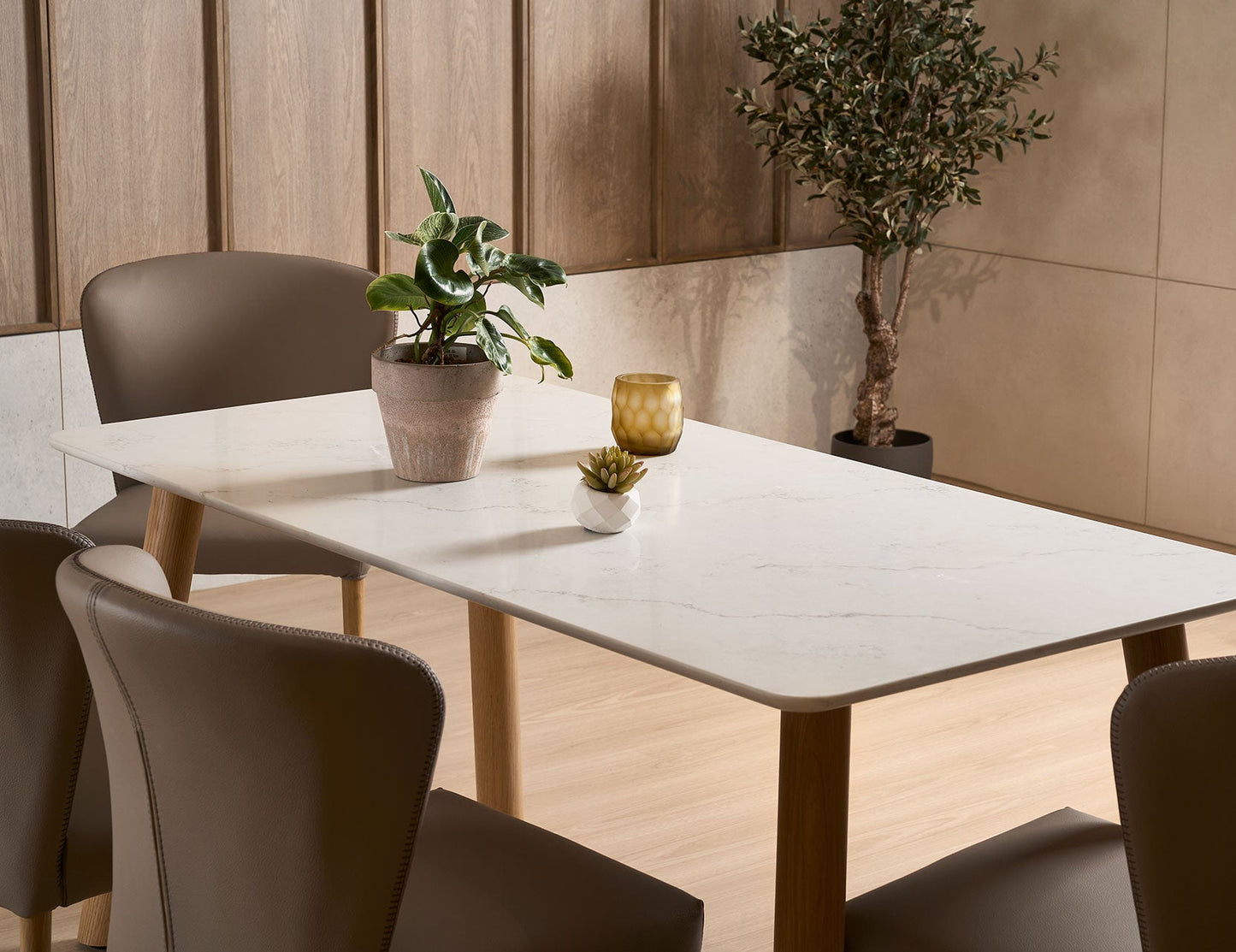 Table à manger BELA en quartz avec accents de marbre