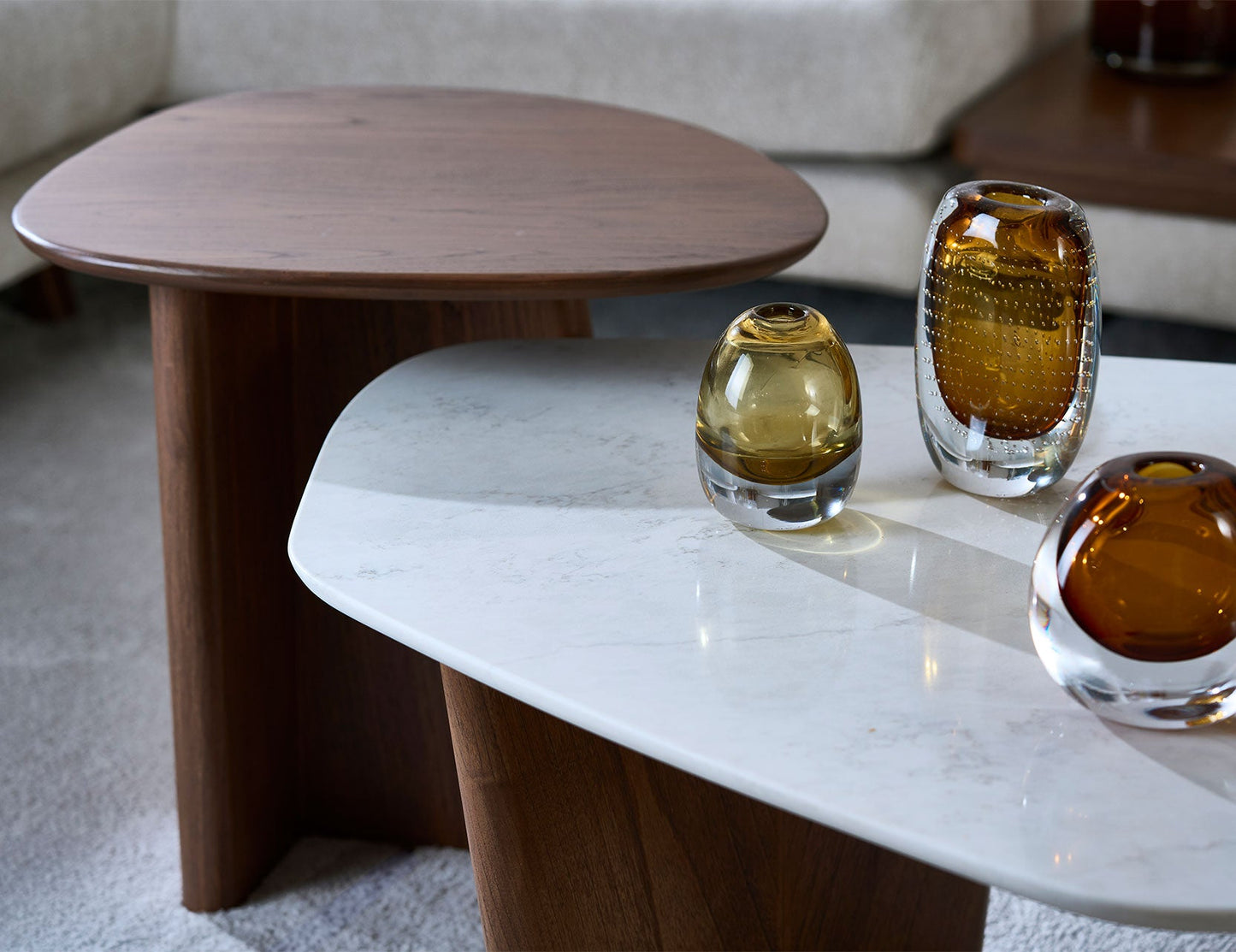 Table basse ARC avec plateau en quartz et accents en marbre