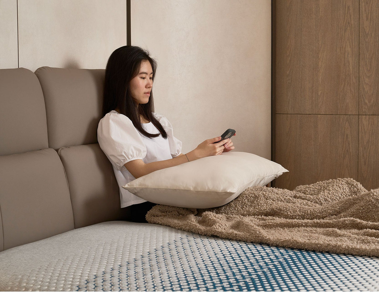 Cadre de lit CRUISE avec revêtement en cuir et support lombaire