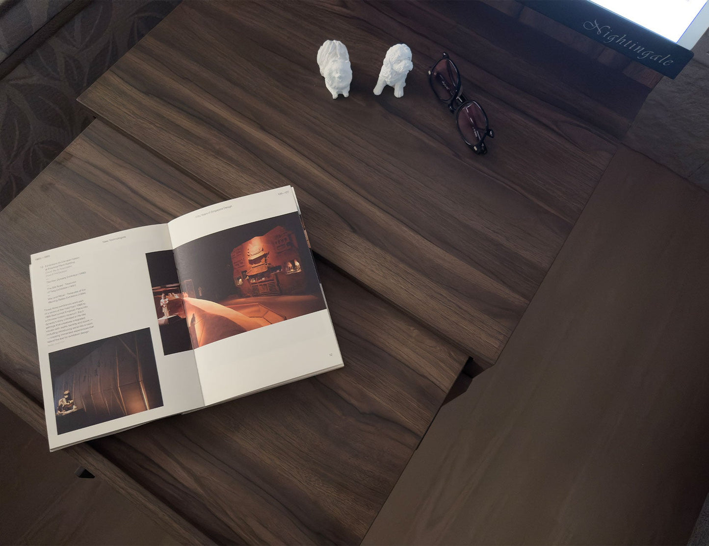 Table de chevet NERO en noyer avec plateau en acier