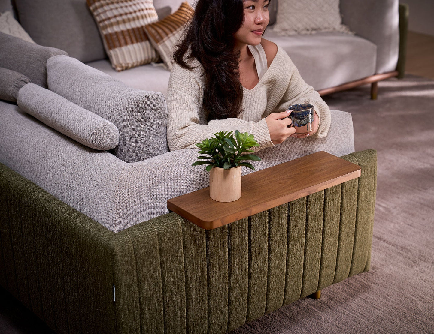 Canapé modulaire en tissu céladon avec table d'appoint mobile