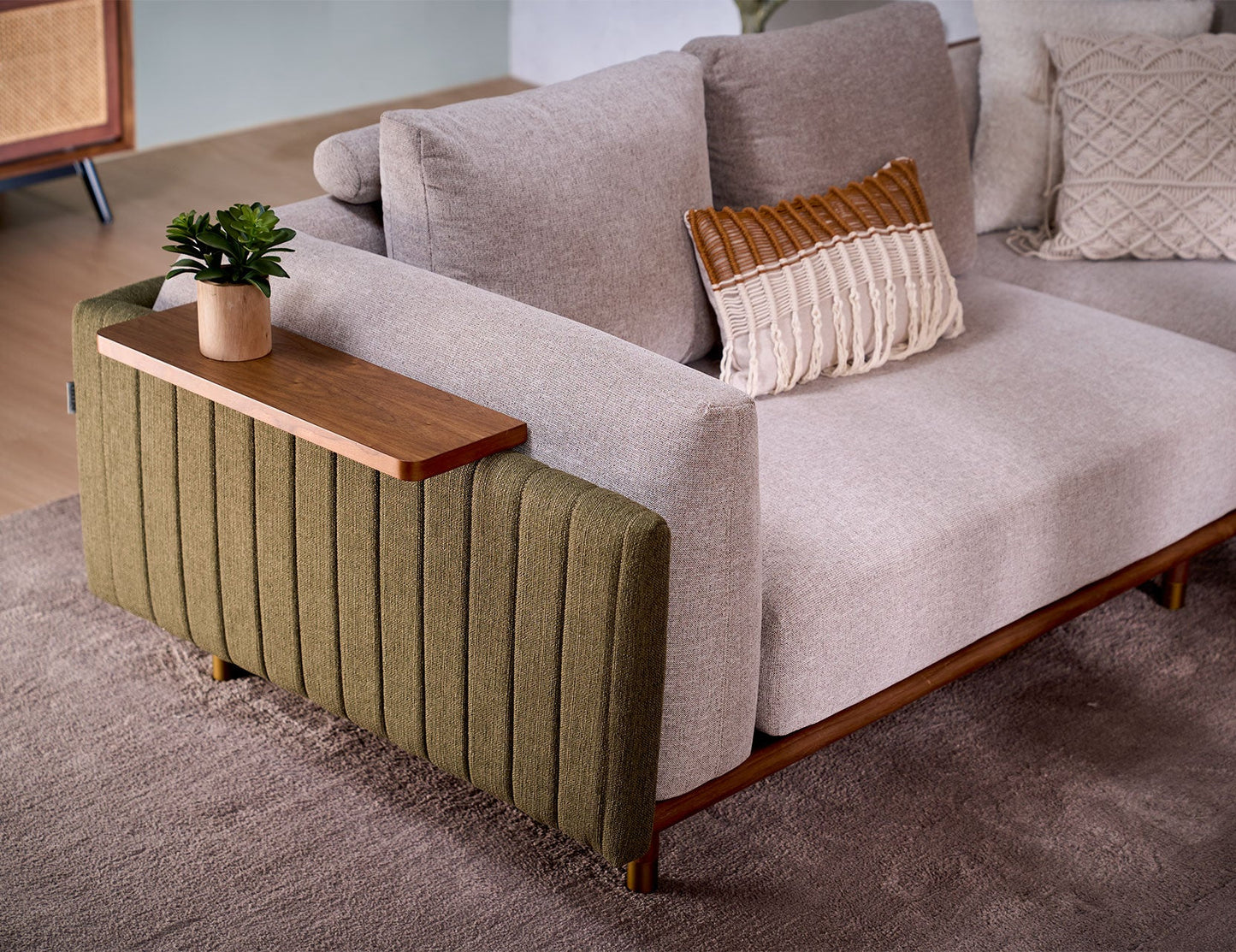 Canapé modulaire en tissu céladon avec table d'appoint mobile