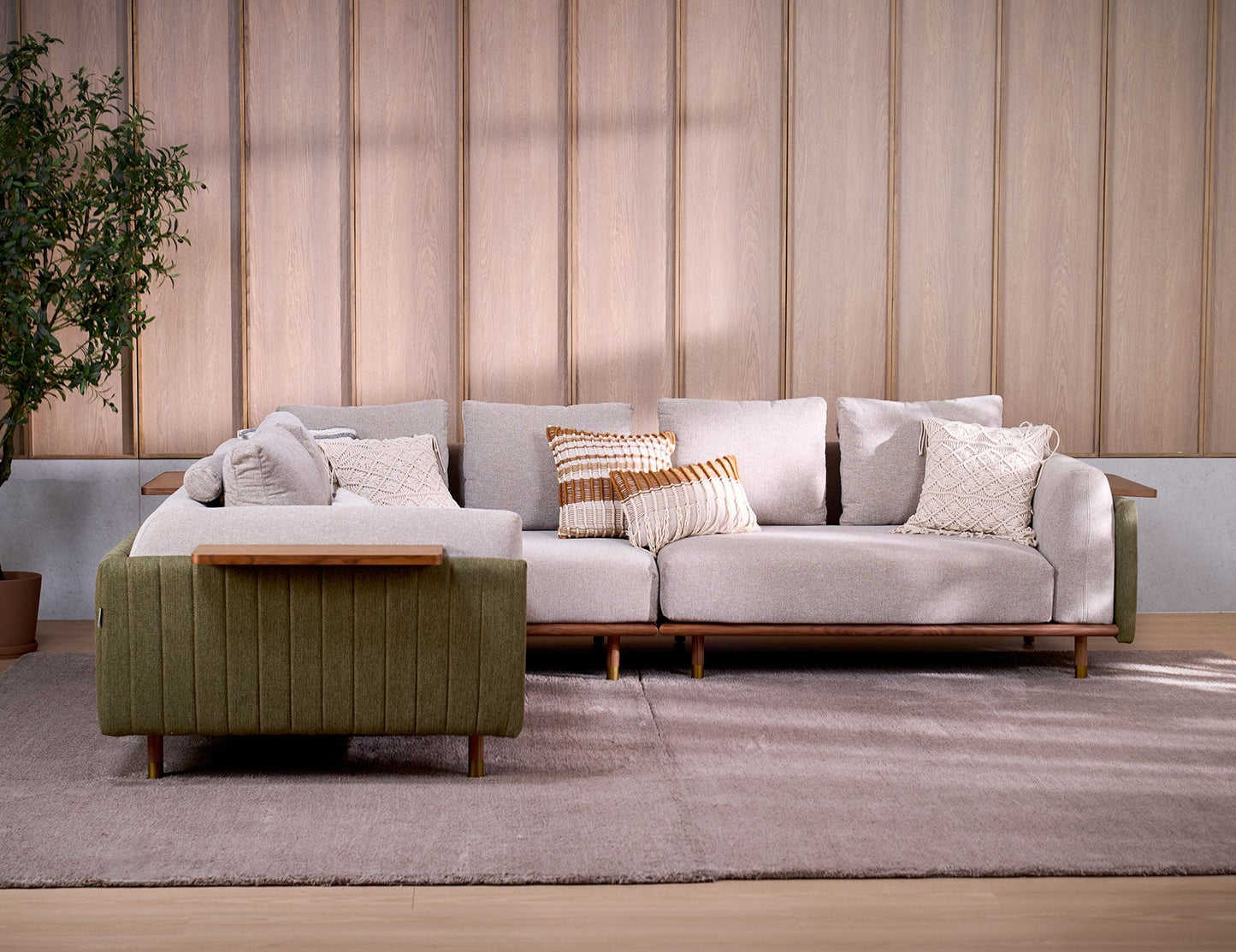 Canapé modulaire en tissu céladon avec table d'appoint mobile