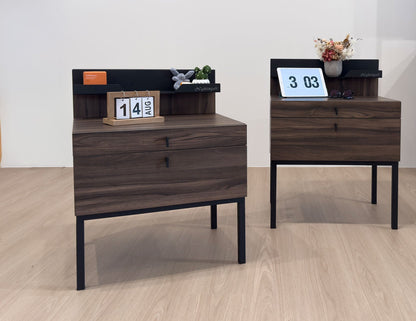 Table de chevet NERO en noyer avec plateau en acier