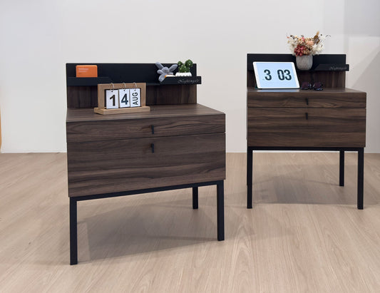 Table de chevet NERO en noyer avec plateau en acier