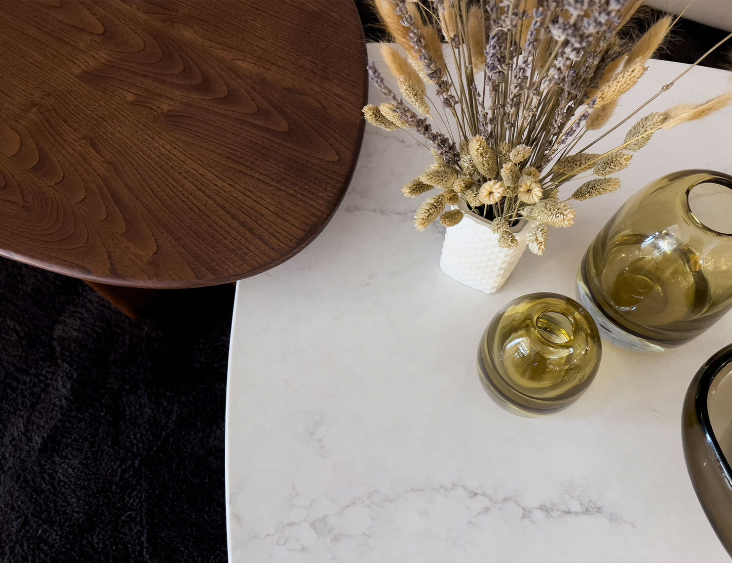 Table basse ARC avec plateau en quartz et accents en marbre