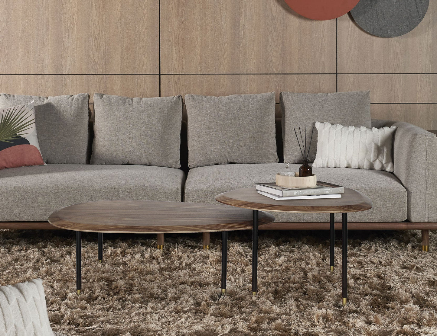 Table basse CELADON avec pieds en acier à pointes dorées