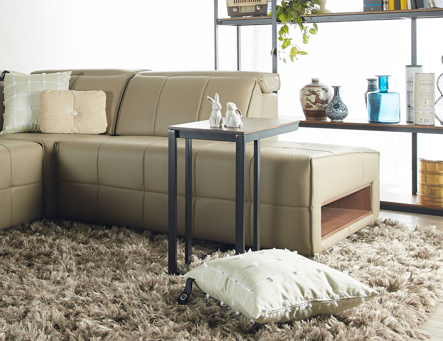 Table d'appoint FERRO en noyer avec pieds en acier