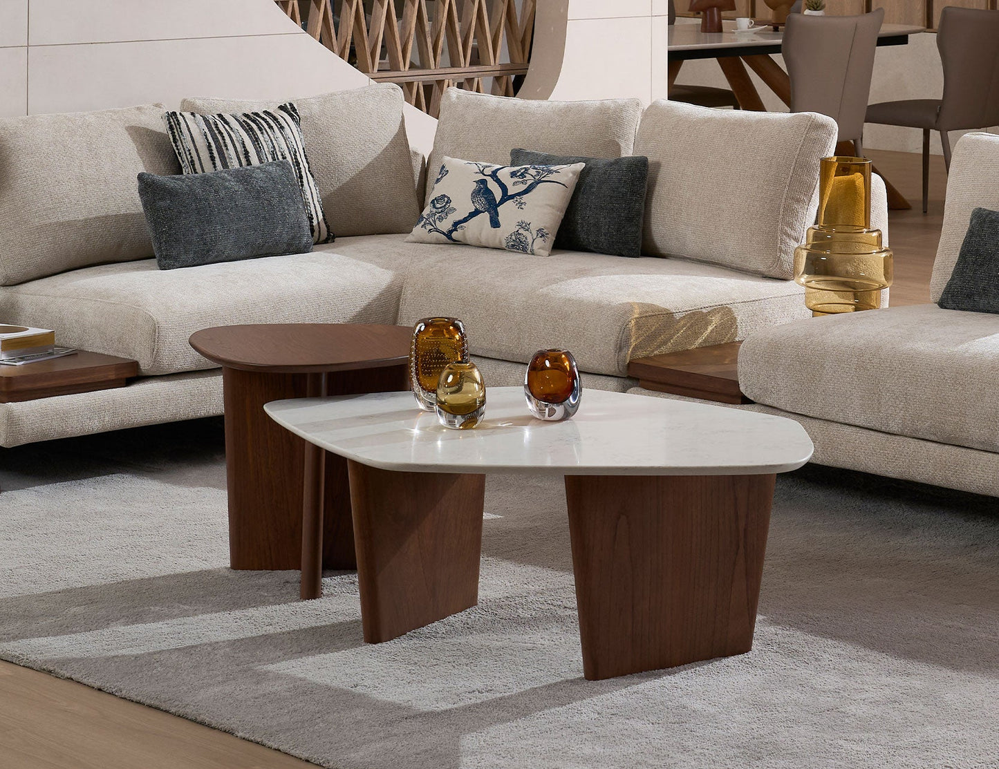 Table basse ARC avec plateau en quartz et accents en marbre