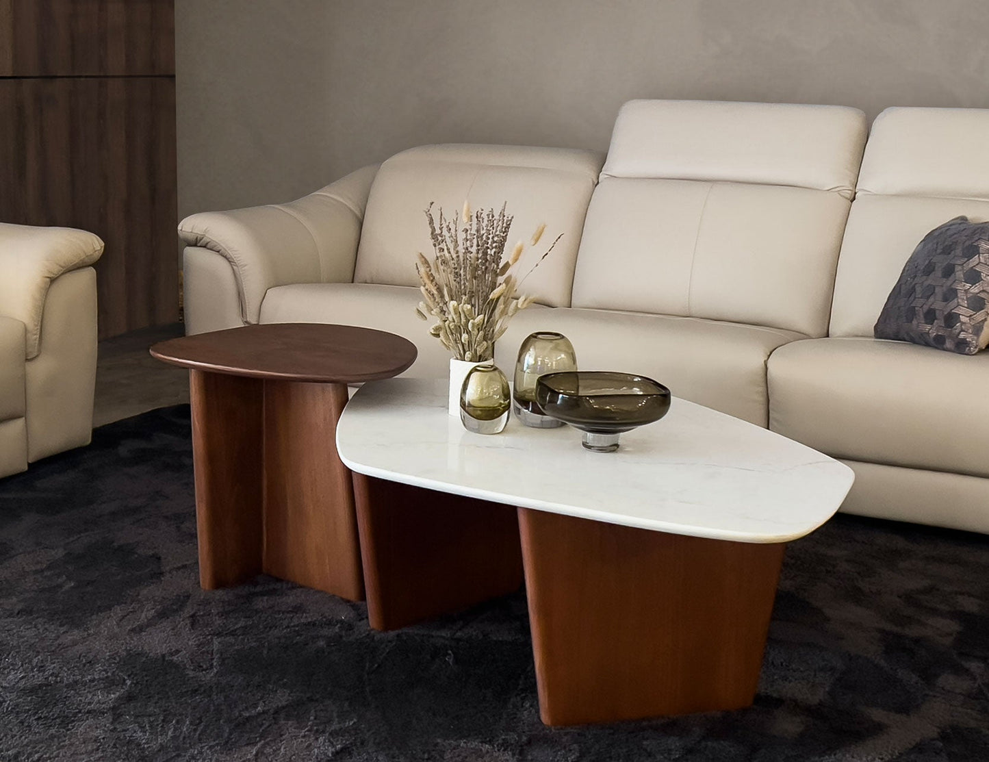 Table basse ARC avec plateau en quartz et accents en marbre