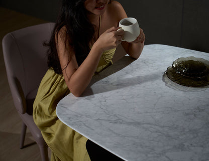 Table à manger FOLD en quartz avec accents de marbre