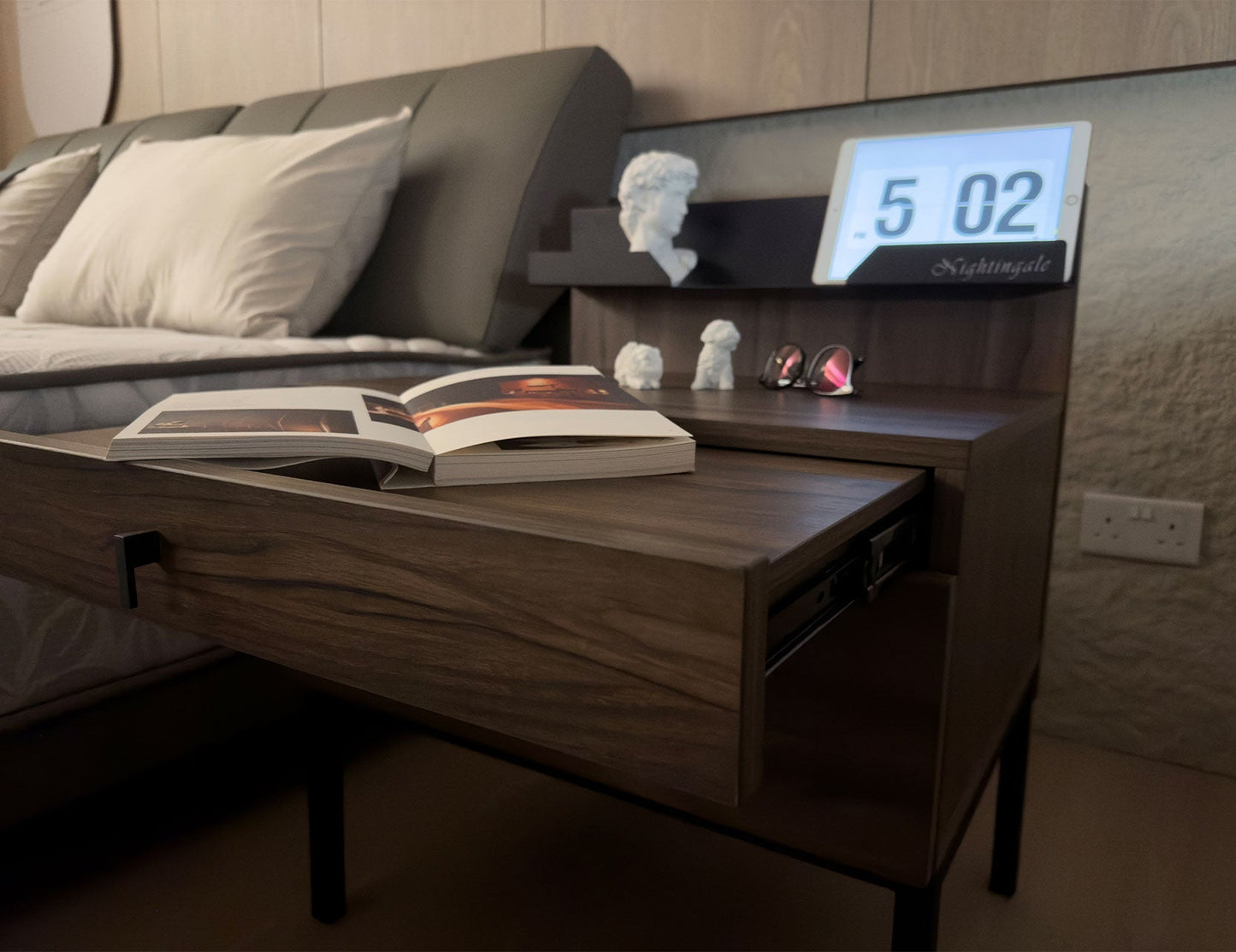 Table de chevet NERO en noyer avec plateau en acier