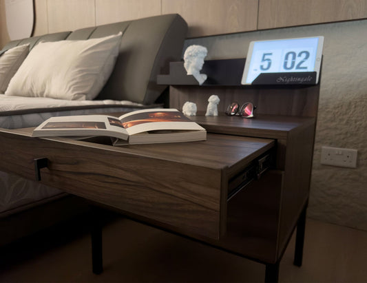 Table de chevet NERO en noyer avec plateau en acier