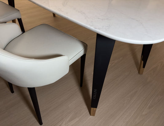 NERO avec table à manger en quartz de Carrare