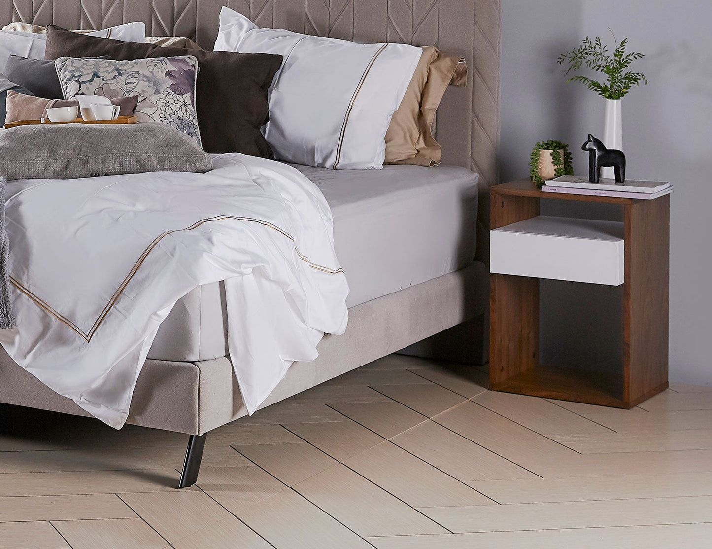 Table de chevet en noyer CARLA